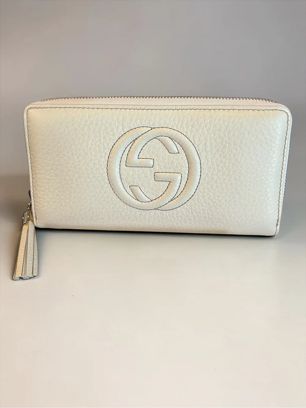 Gucci Soho Cream Pebbled Leather Zip Around Wallet Tassel GG Logo